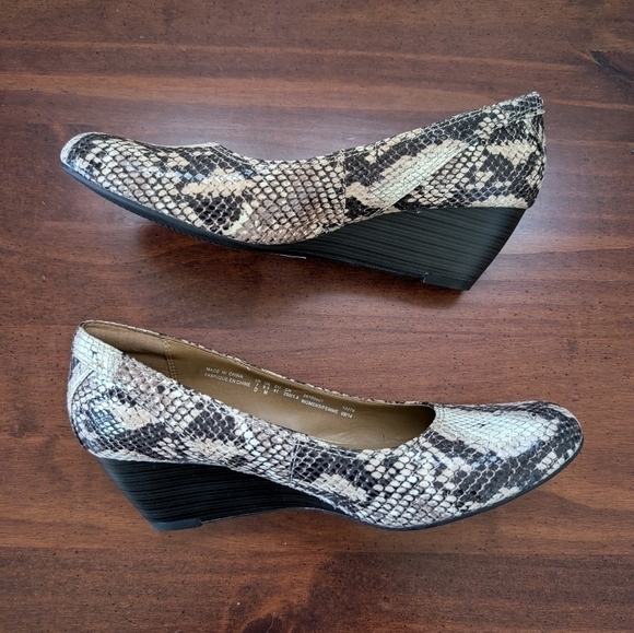 ✨ Clarks Women’s Faux Leather Wedge Pumps – 9.5M, Reptile Print Comfort Heels 👠 - Picture 4 of 11